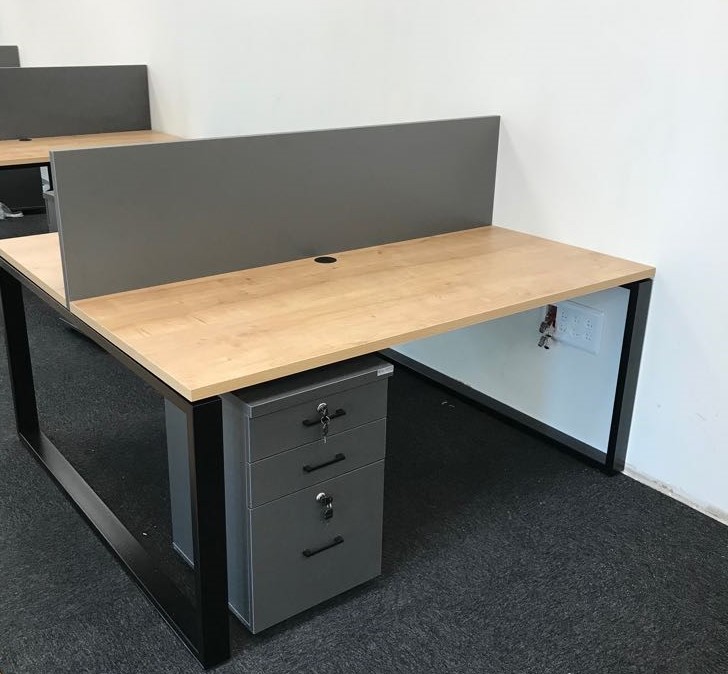 שולחן משרדי זוגי כולל מחיצת עץ רגלי חלון