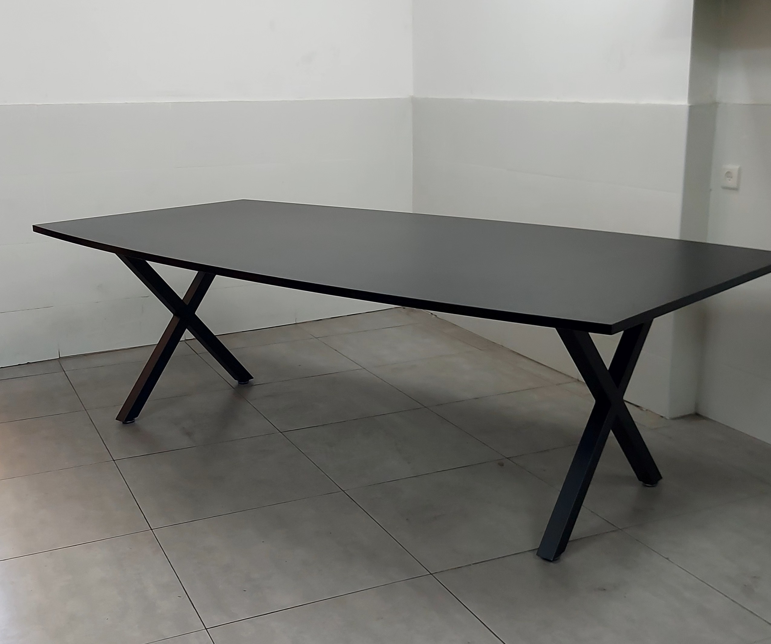 שולחן ישיבות אובלי במידה 240X120 שחור