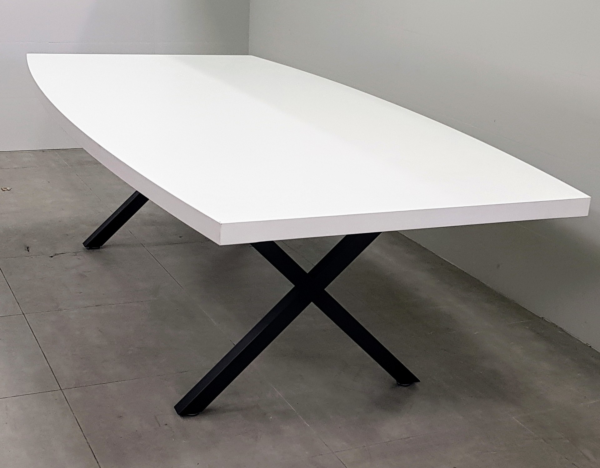 שולחן ישיבות אובלי 240X120 בצבע לבן רגל X שחור