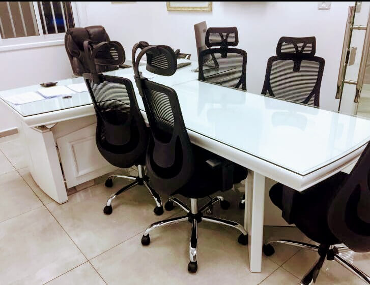 שולחן מנהלים דגם A-06 לבן כולל זכוכית במידה 160X90 או 180X90 + T שולחן ישיבות 160X80 כולל זכוכית