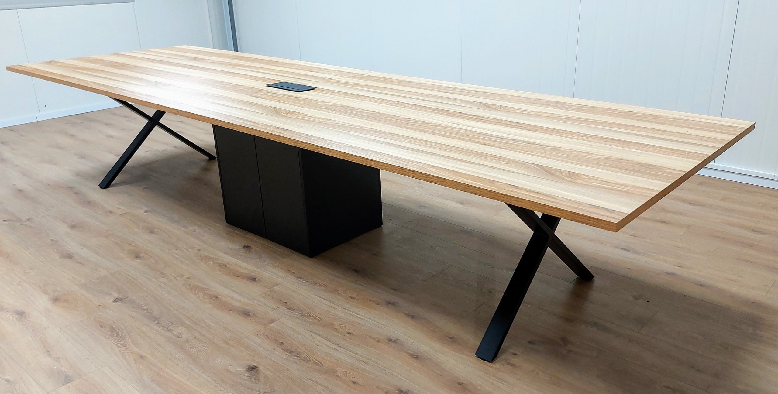 שולחן-ישיבות-רגל-איקס-כולל-ארון-תקשורת-scaled
