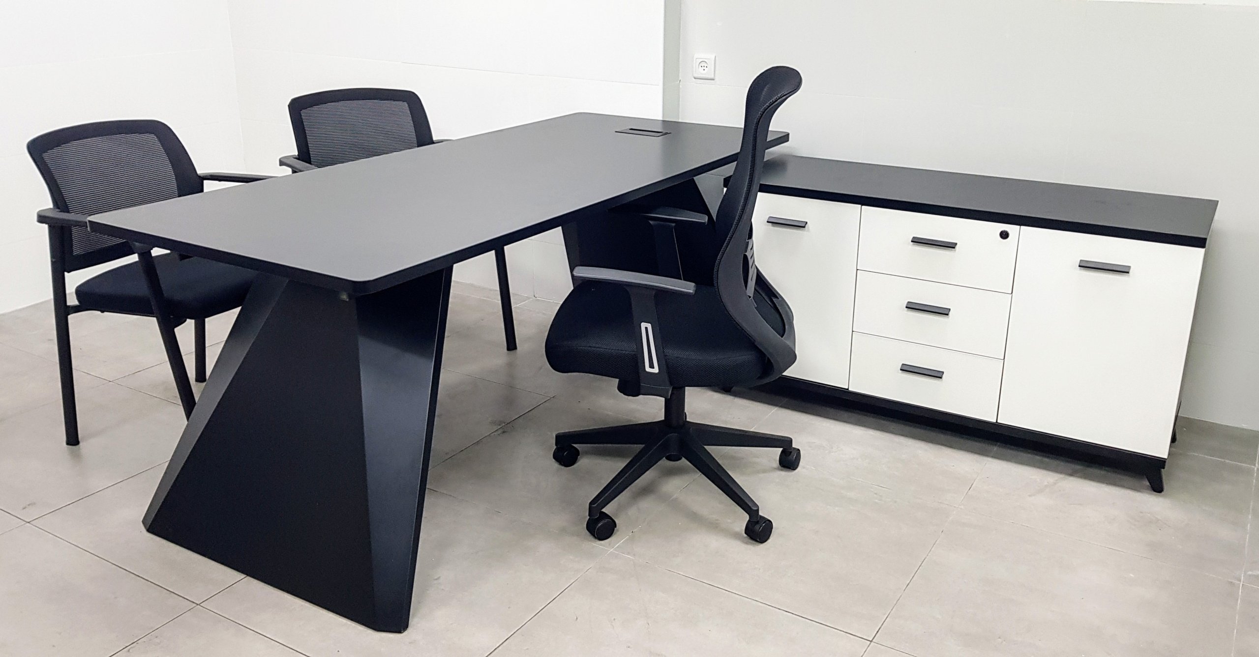 שולחן-מנהל-שחור-לבן-רגל-סטינג-scaled