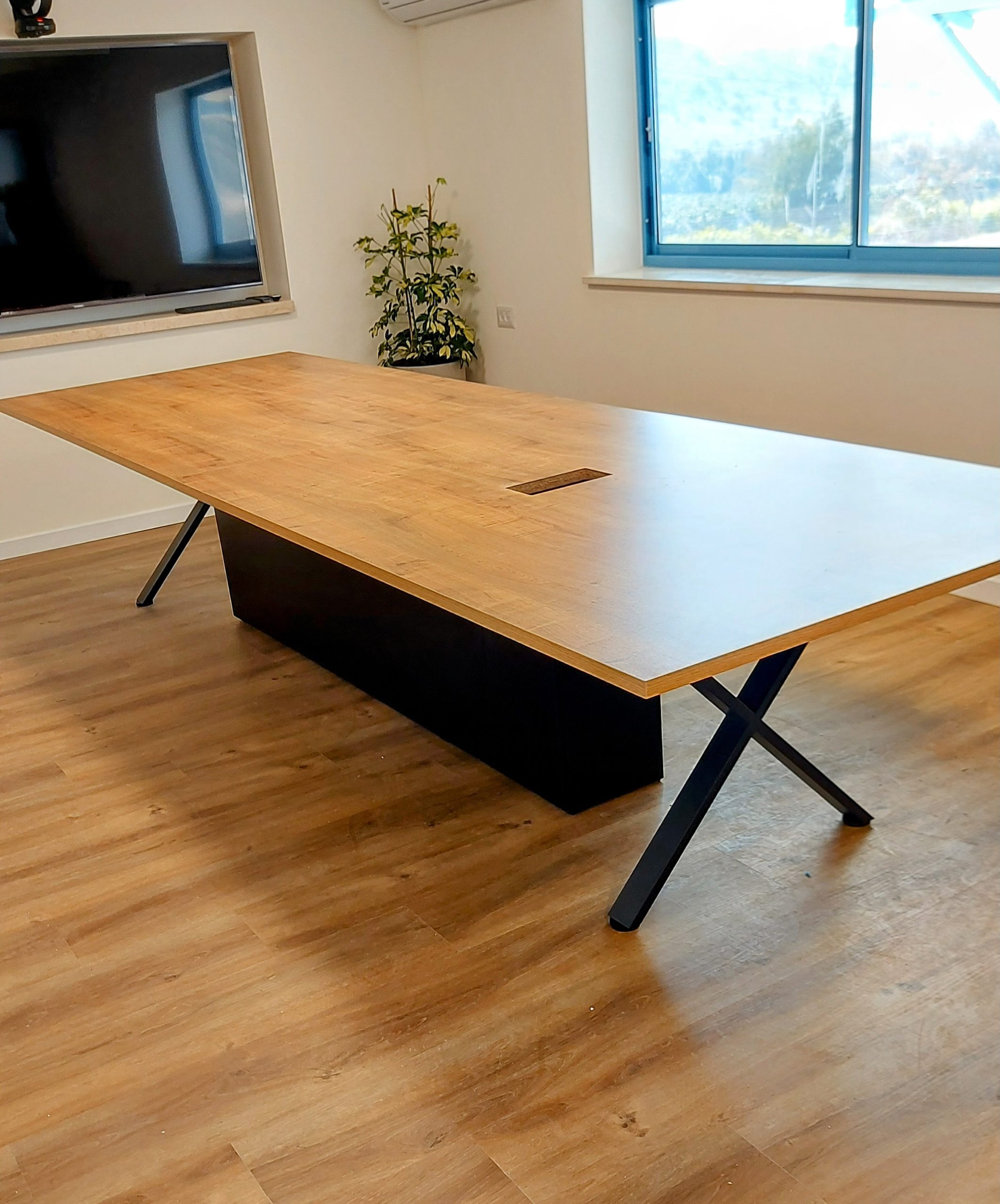 שולחן ישיבות רגלי מתכת X כולל ארון במה
