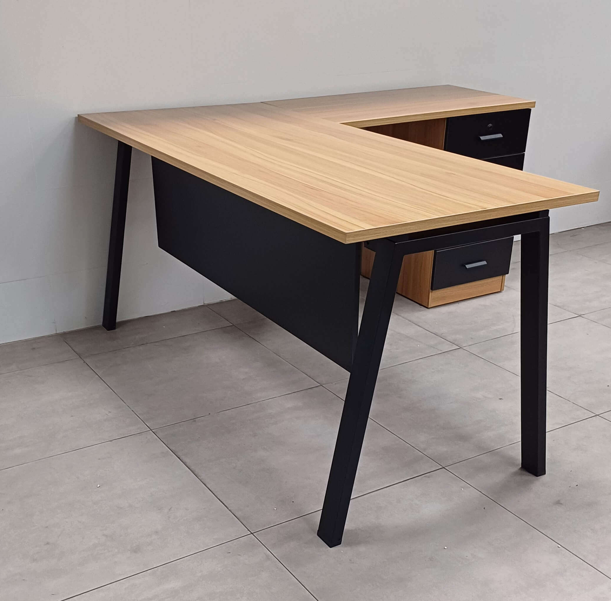 שולחן דגם “לוטוס” במידה 160X70X160X50 אלון שחור